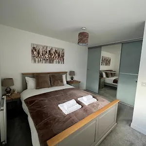 Holiday home Beautiful 4-bedroom House With Private Garden & Parking, Edinburgh