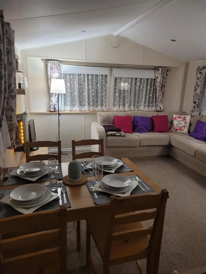 Cozy Caravan Near Edinburgh 0*,